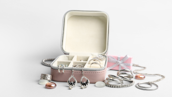 Why Silver Jewellery Is the Perfect Gift for Any Celebration
